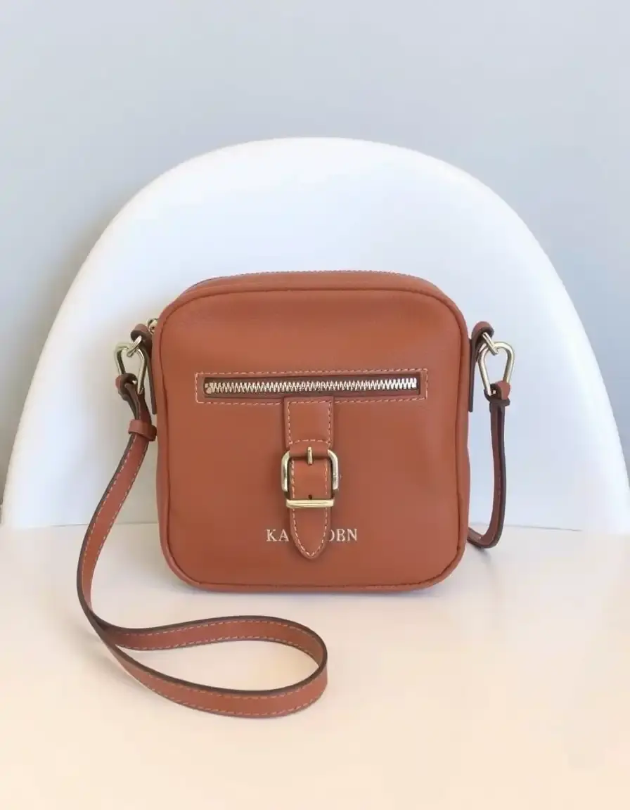 Mini sac bandoulière en cuir de couleur tan