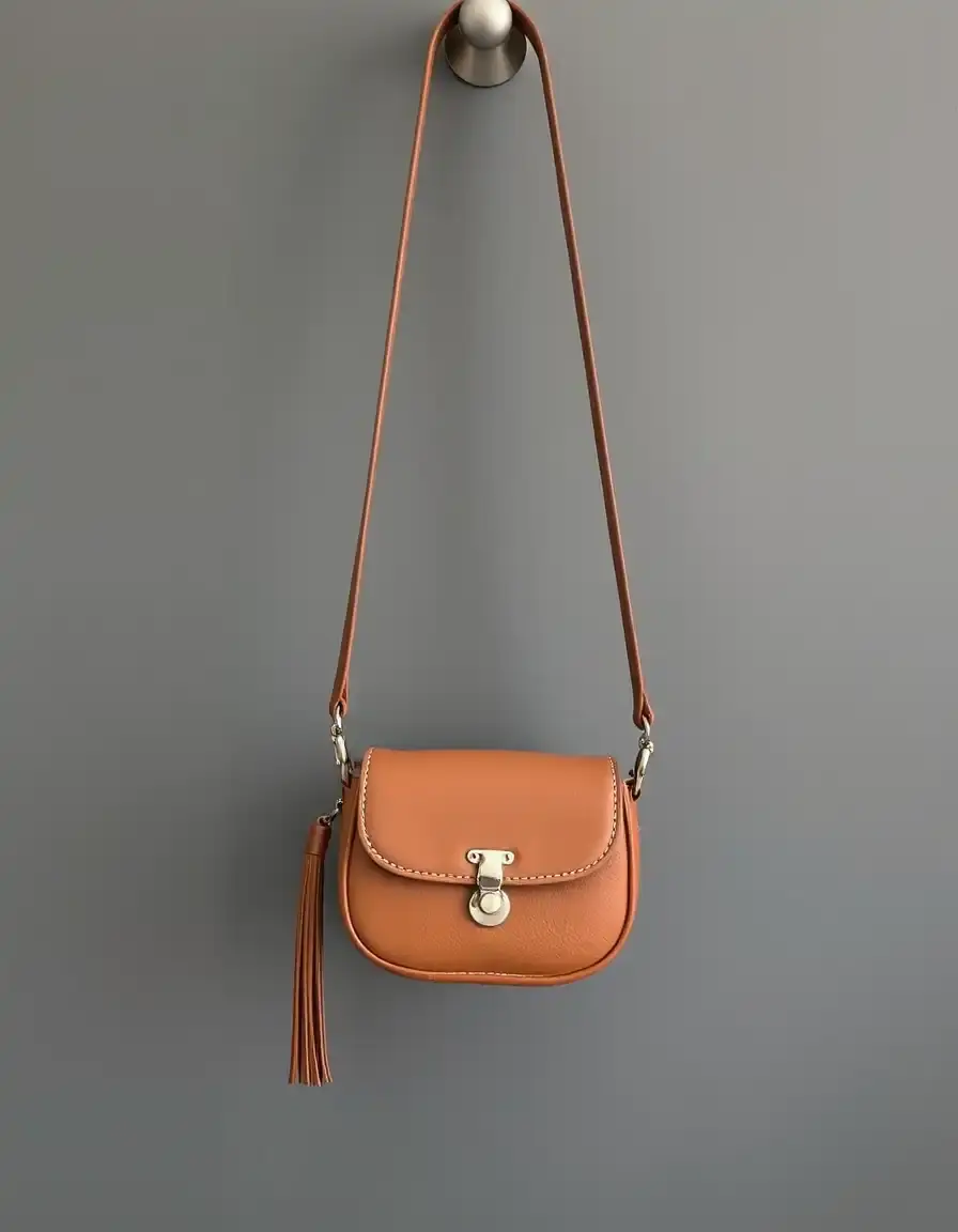 Petit sac à bandoulière en cuir fauve minimaliste