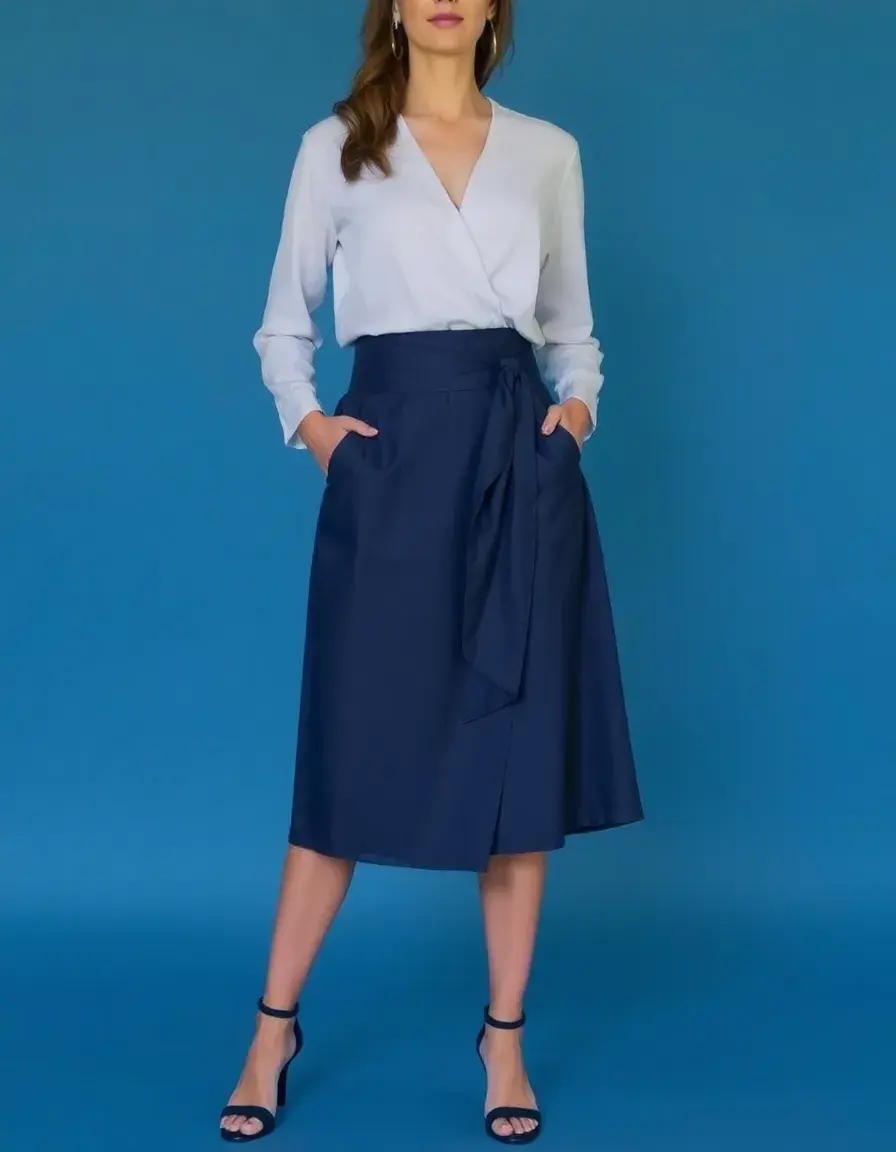Jupe portefeuille en simili cuir bleu marine élégante