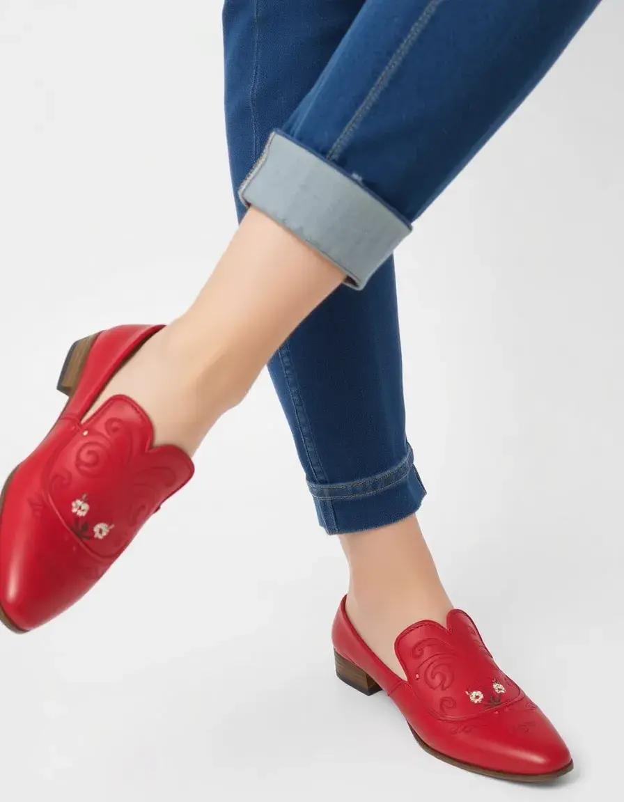 Mules en cuir rouge avec broderies artisanales détaillées
