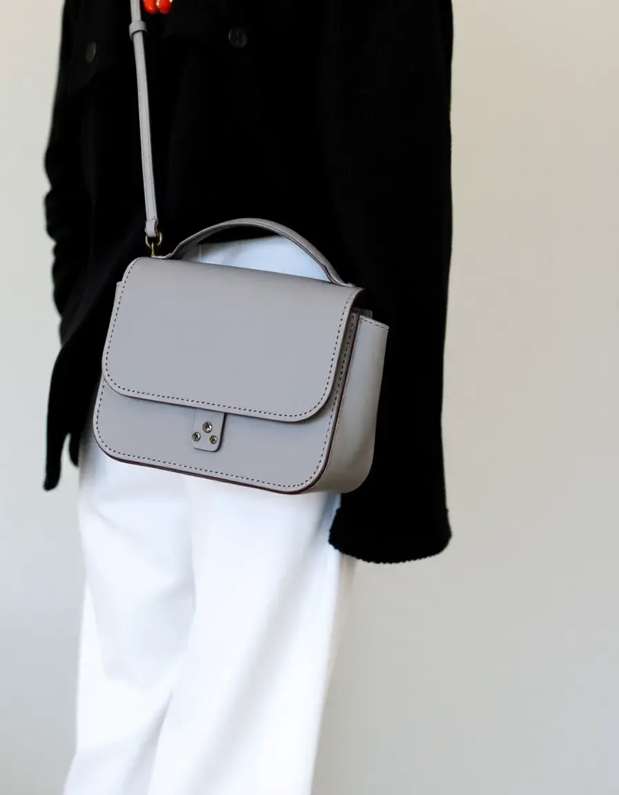 Sac en cuir gris bandoulière design contemporain
