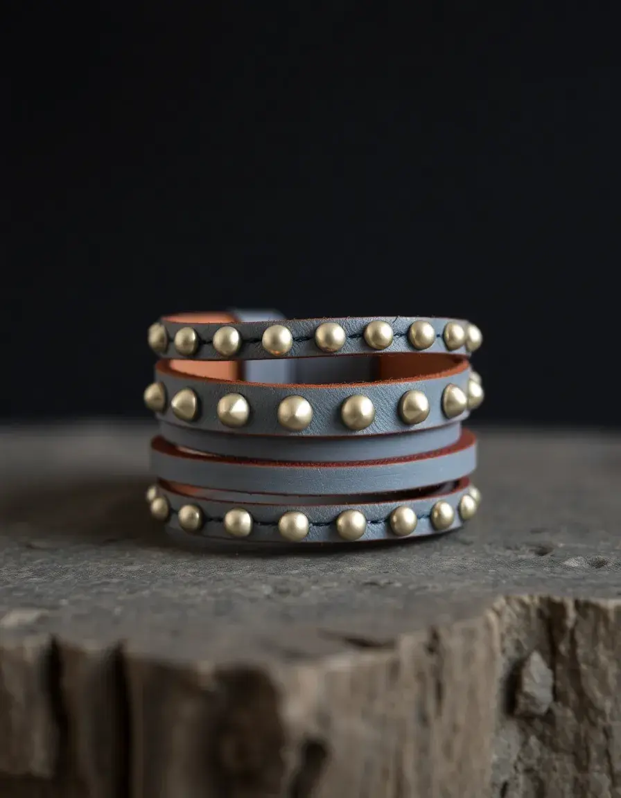 Bracelet homme cuir gris avec clous métalliques